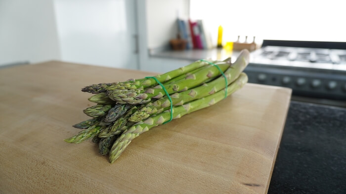 bunch of raw asparagus
