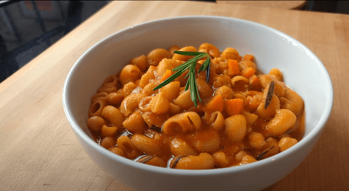 bowl of pasta e cici